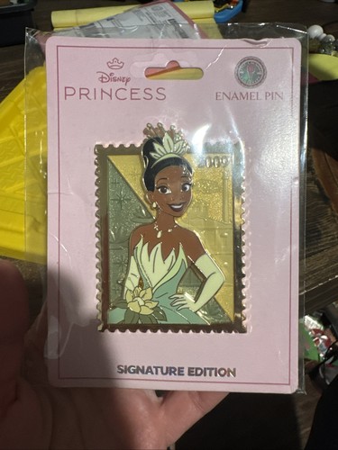 Disney pink mode palm - a,